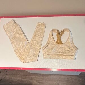 FABLETICS | Gold Leopard Set